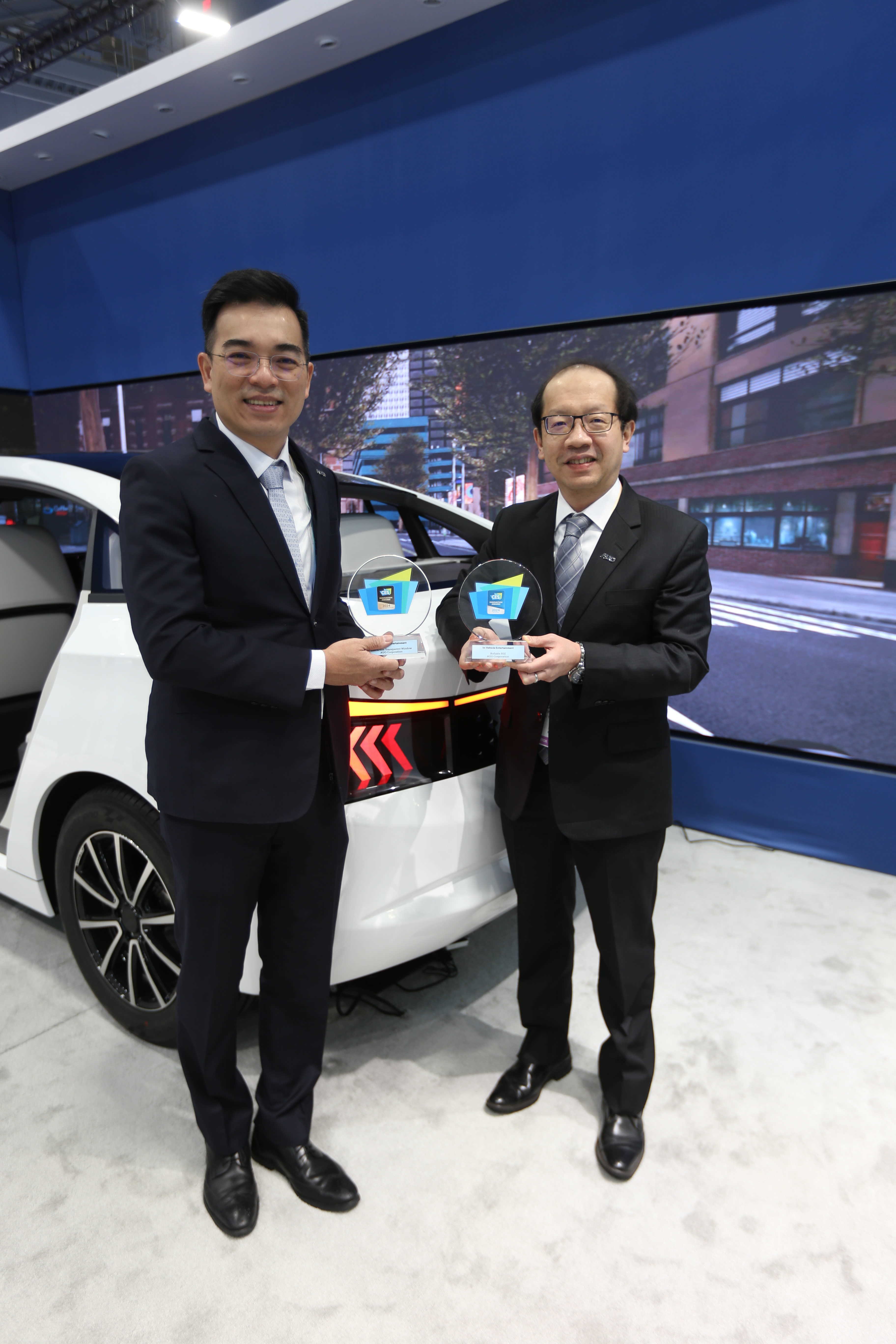 友達以革命性突破的Micro LED車用顯示應用，榮獲CES 2024最佳創新獎 、創新獎殊榮 。圖左為友達光電執行長暨總經理柯富仁 、右為技術長廖唯倫